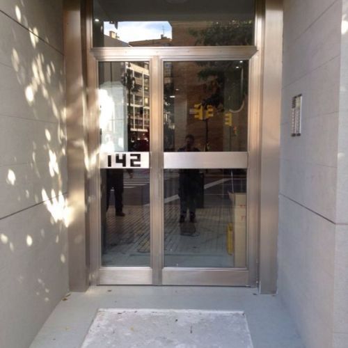 Puerta comunidad ac.inox. con número calado en tirador